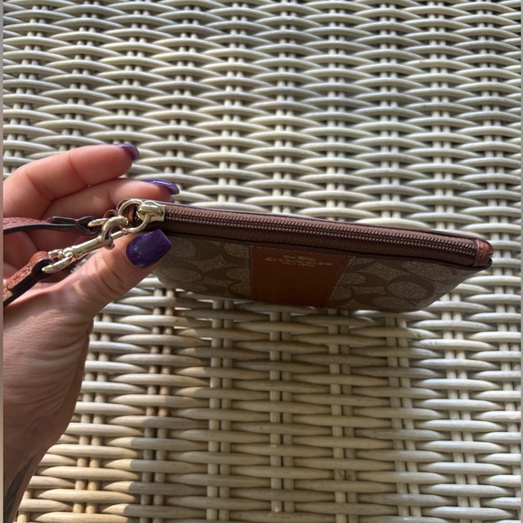 Coach Signature C Leather Wristlet‎ - Picture 4 of 8
